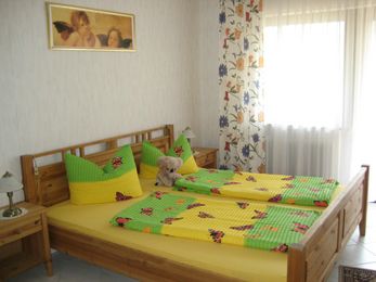 Das "grere" der beiden Schlafzimmer.