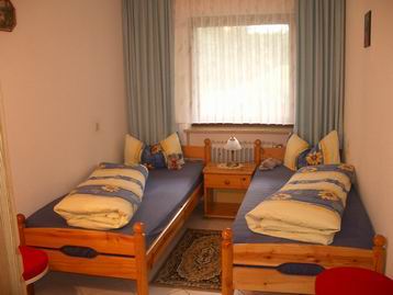 Das Wohnzimmer mit Sofa, Sessel und Eckbank.