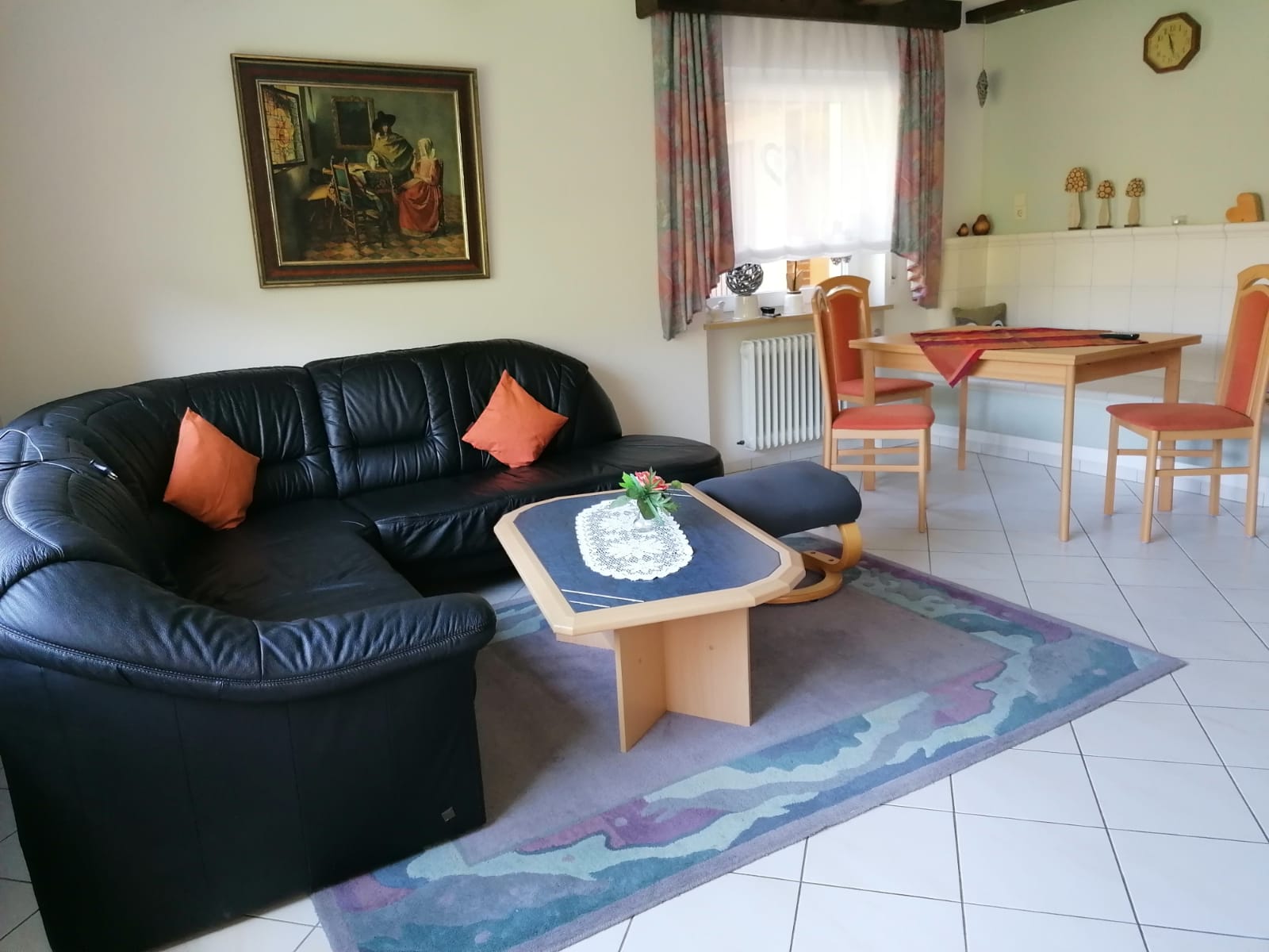 Das Wohnzimmer mit Sofa, Sessel und Eckbank.