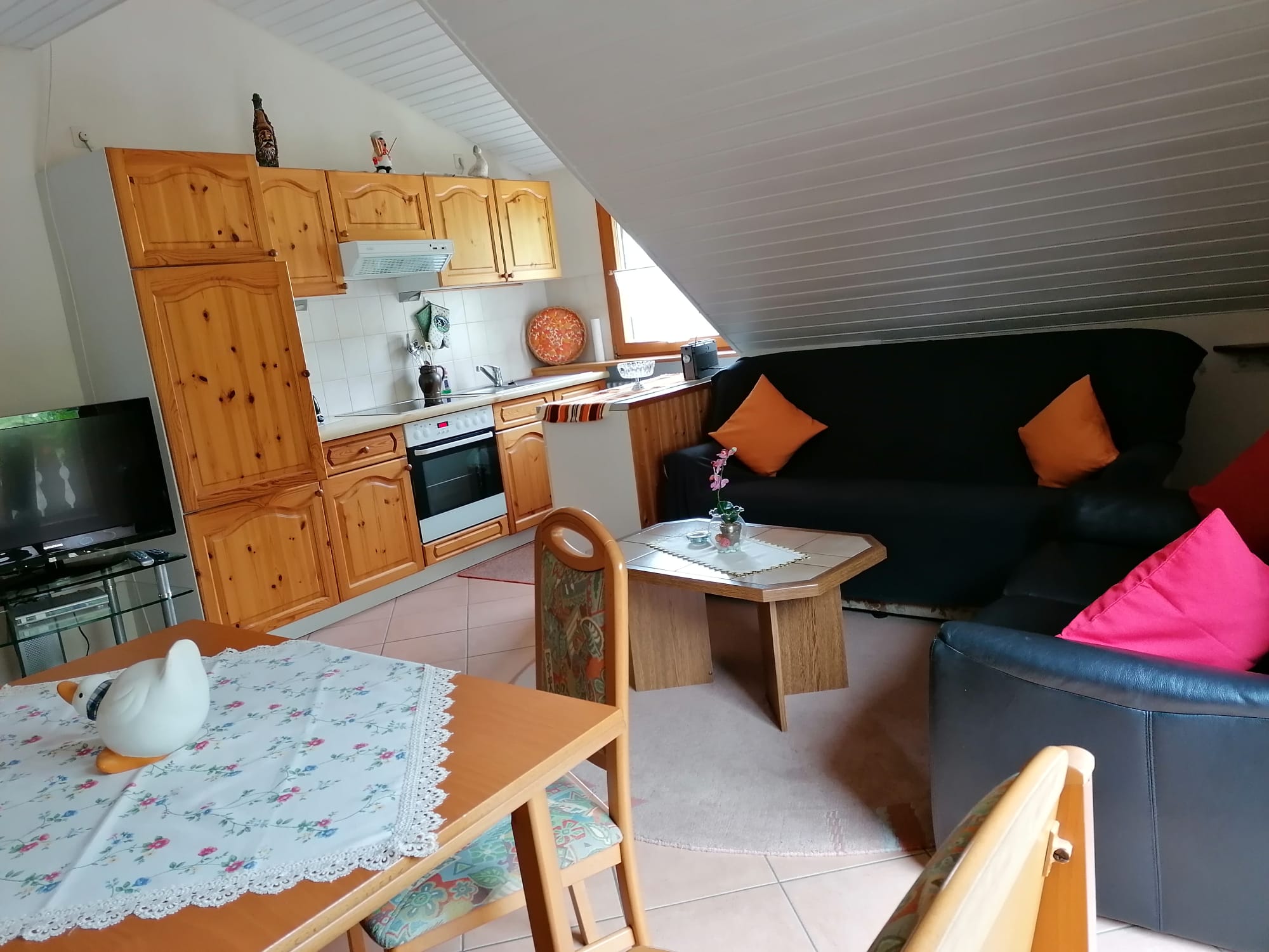 Die Wohnkche mit Sofa, Sessel und Eckbank.