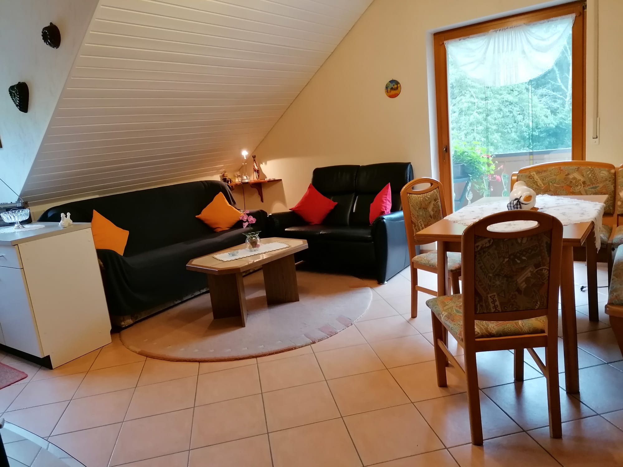 Die Wohnkche mit Sofa, Sessel und Eckbank.